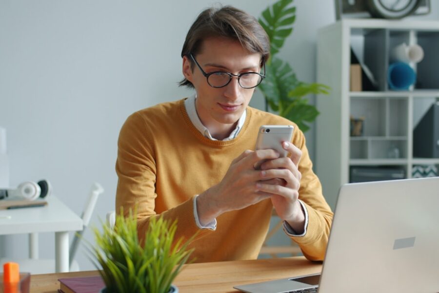 Ejecutivo analizando el crecimiento de smartphones mediante una asesoría tributaria para empresas.