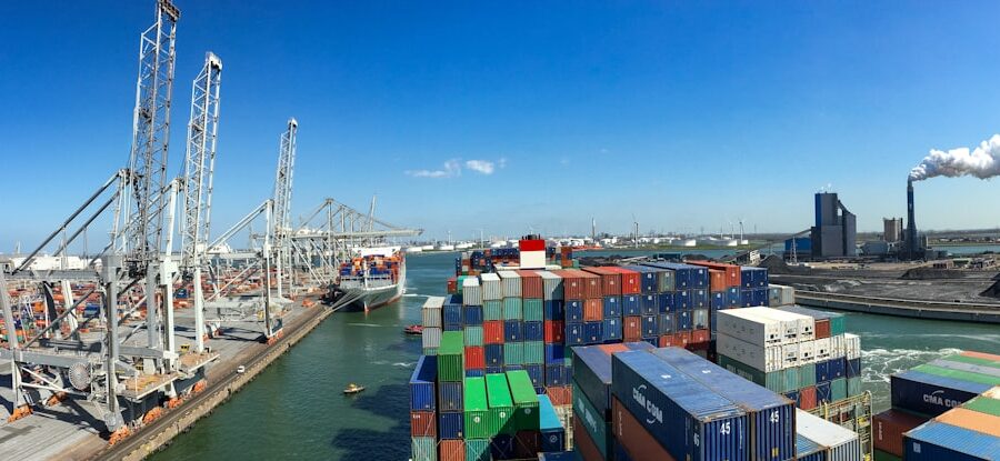 Almacén logístico moderno que requiere de una asesoría tributaria SUNAT profesional para su expansión en Perú.