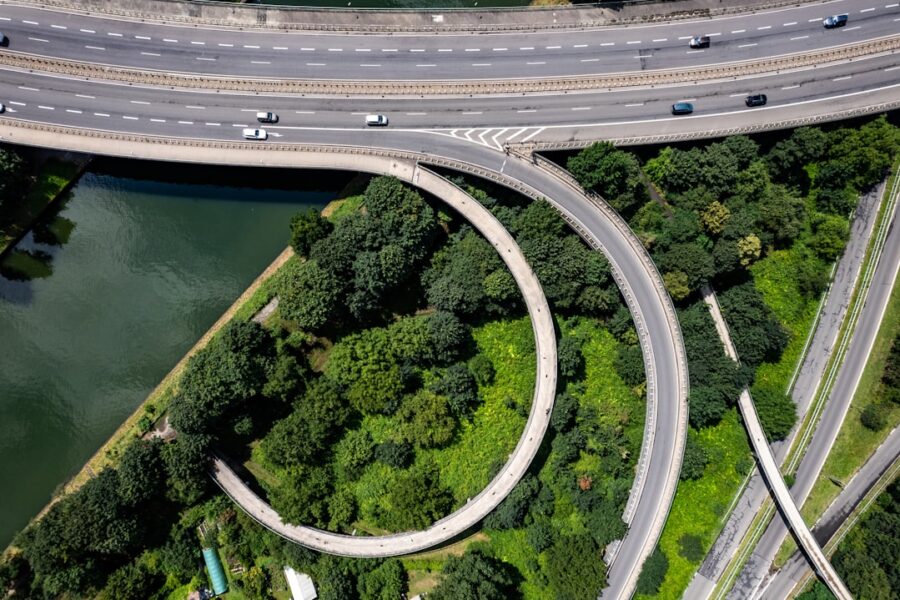 Lecciones de Unacem: Estrategias de Gestión y Tributación para Escalar tu Empresa en 2026