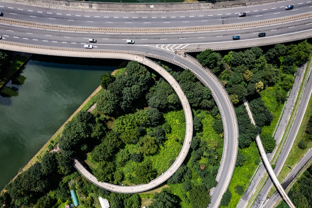 Lecciones de Unacem: Estrategias de Gestión y Tributación para Escalar tu Empresa en 2026