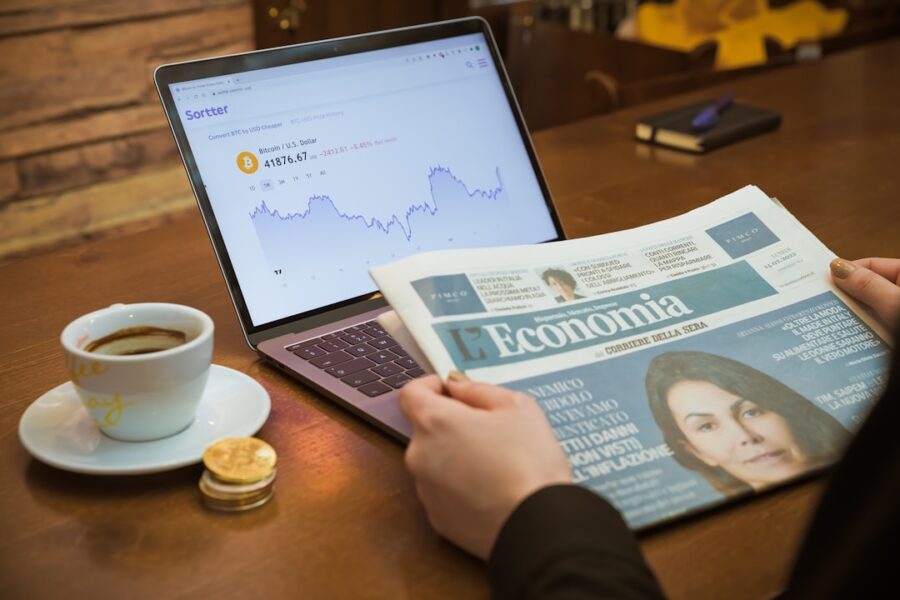 Empresario revisando la recaudación tributaria digital con software contable avanzado