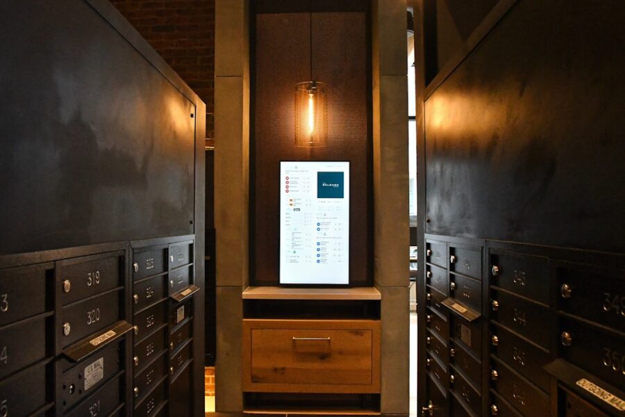 Expertos analizando la transformación digital empresarial y el uso de inteligencia artificial en Lima.