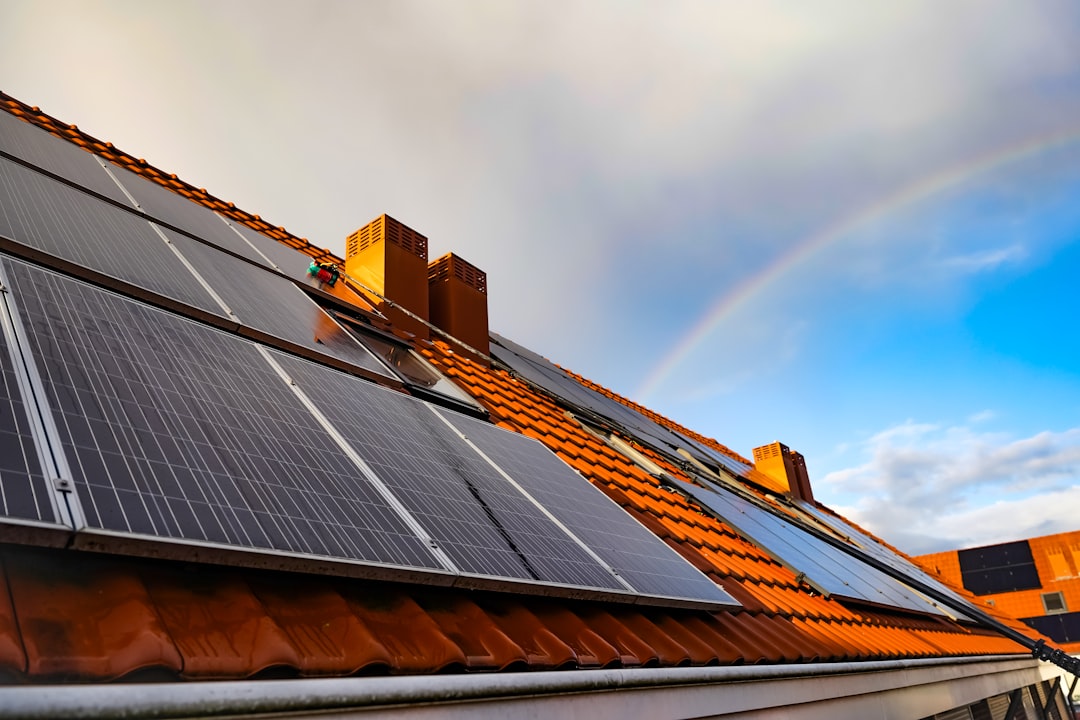 Empresario analizando rentabilidad con asesoría tributaria SUNAT para proyectos de energía renovable.