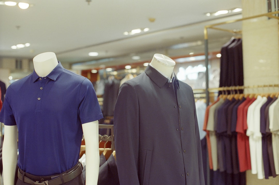 Empresario textil exportando prendas de lujo con asesoría tributaria SUNAT estratégica.
