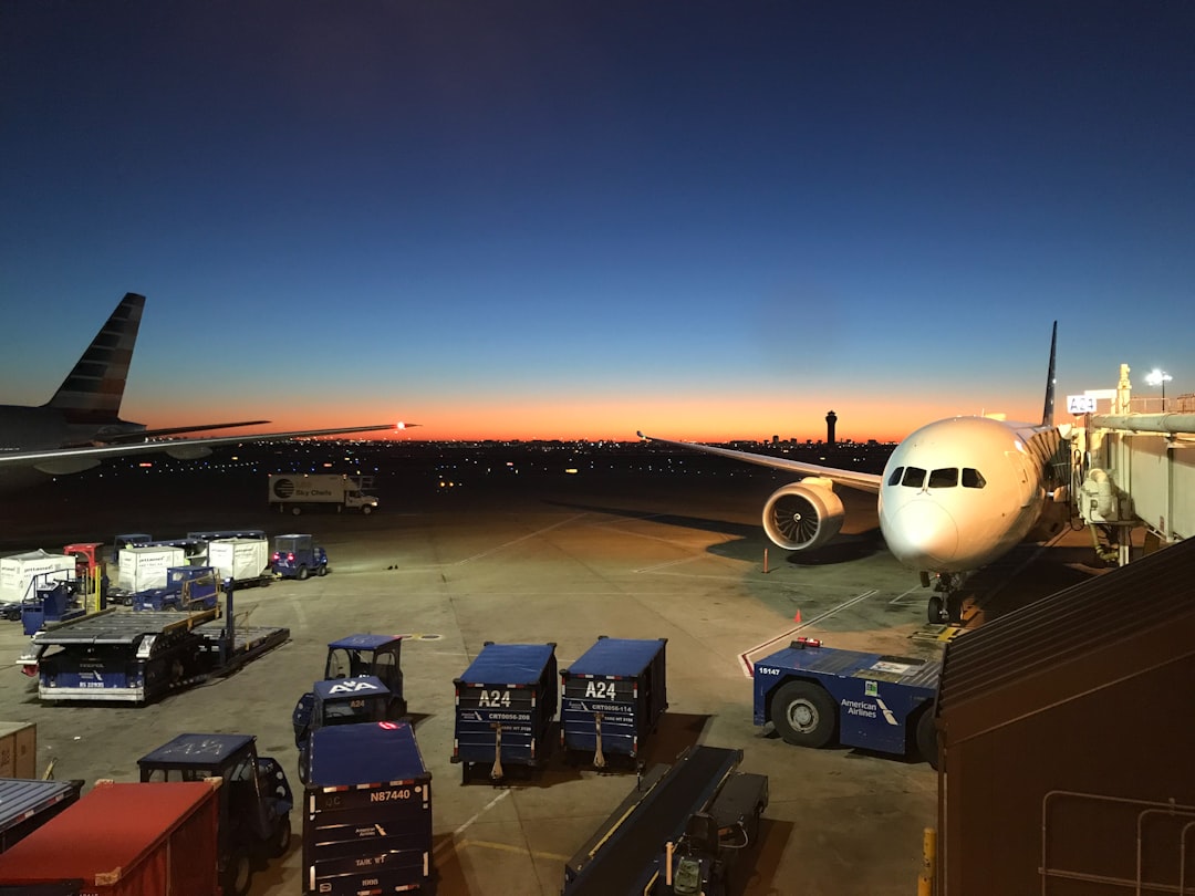 Análisis de costos aeroportuarios bajo el marco de la asesoría tributaria SUNAT para empresas en Perú.
