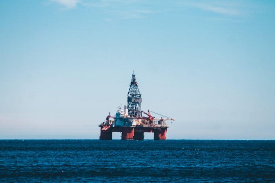 Plataforma petrolera industrial representando la importancia de la gestión de costos empresariales ante la escasez.