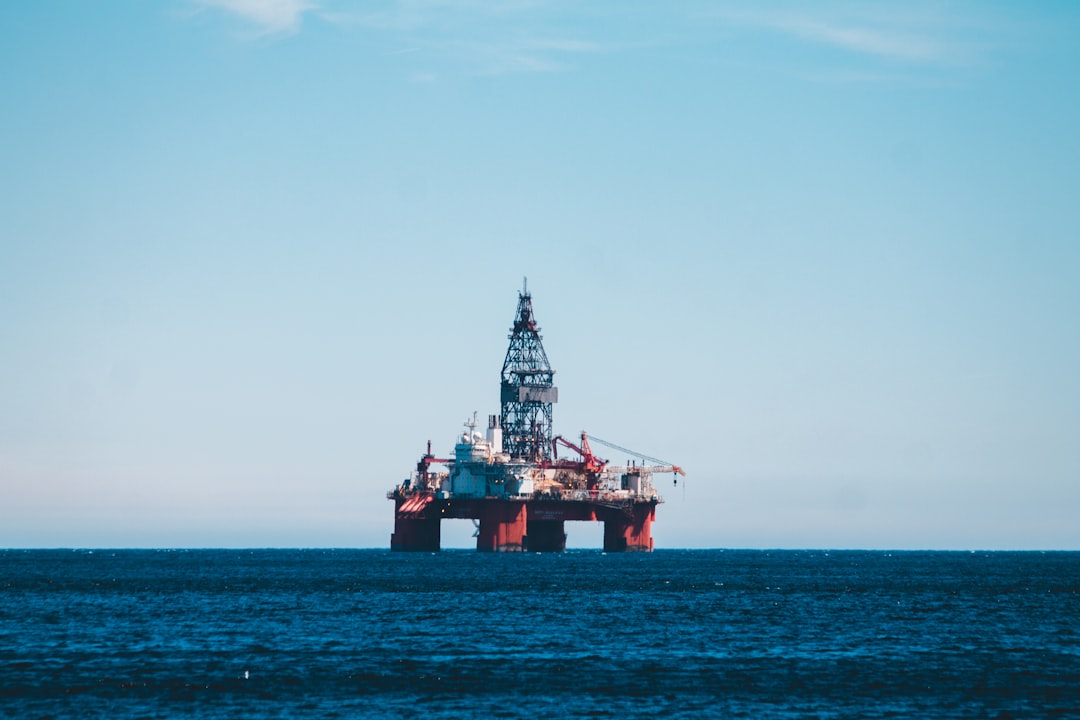 Plataforma petrolera industrial representando la importancia de la gestión de costos empresariales ante la escasez.
