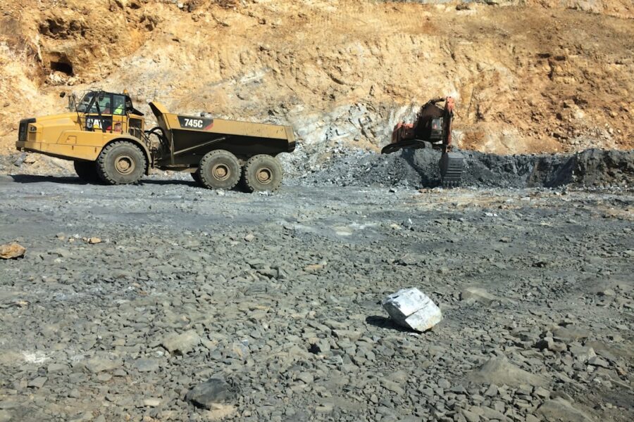 Operación de maquinaria pesada facilitando la inversión minera en Perú en proyectos cupríferos.