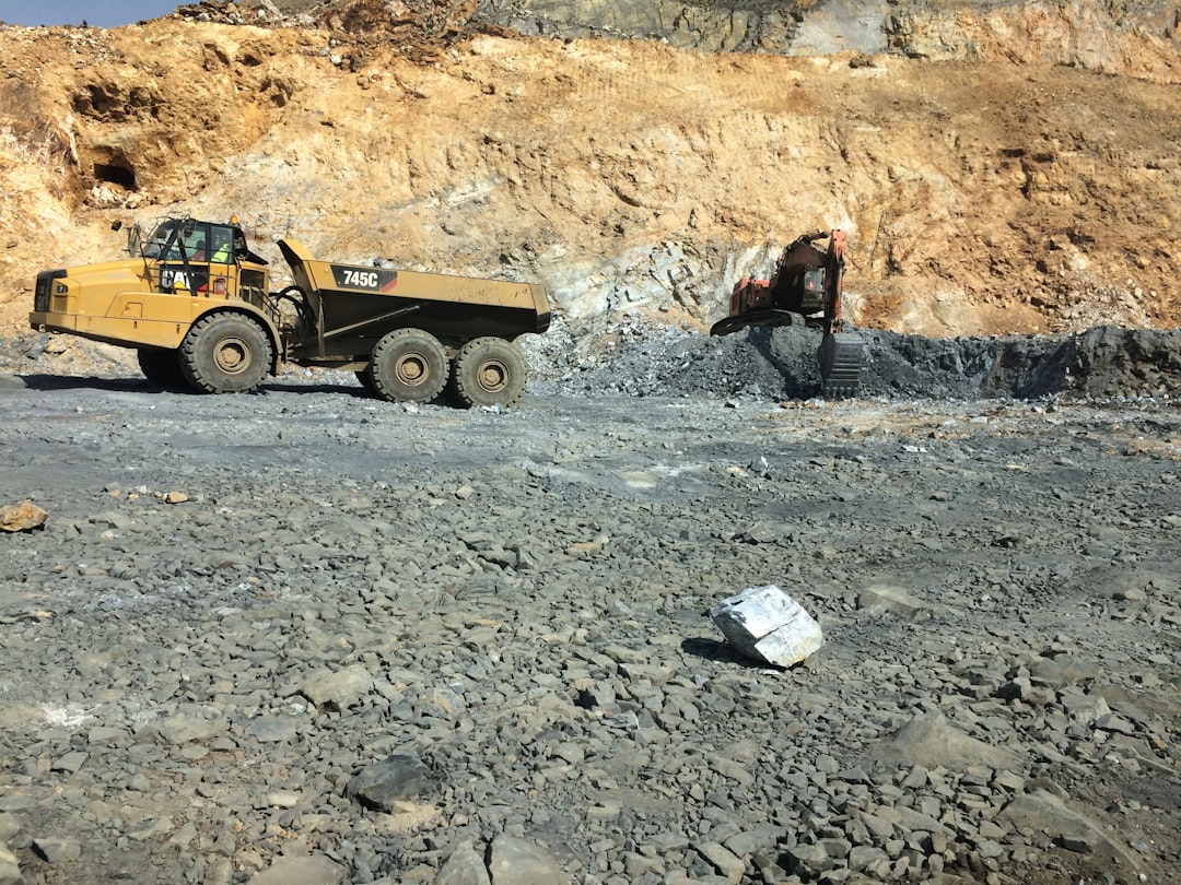 Operación de maquinaria pesada facilitando la inversión minera en Perú en proyectos cupríferos.