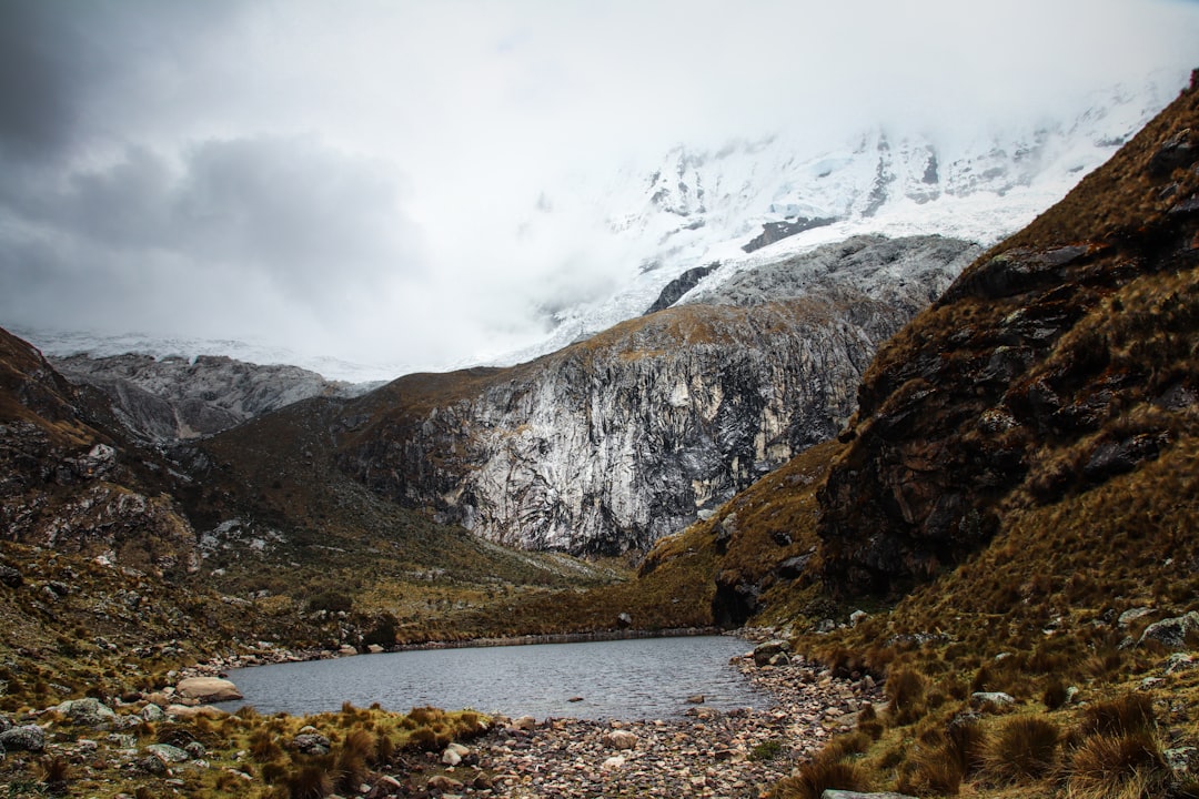 Maquinaria pesada trabajando en proyectos de inversiones mineras Perú