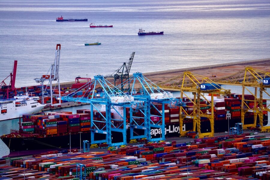 Especialistas analizando la competitividad industrial Perú en el sector minero y logístico.