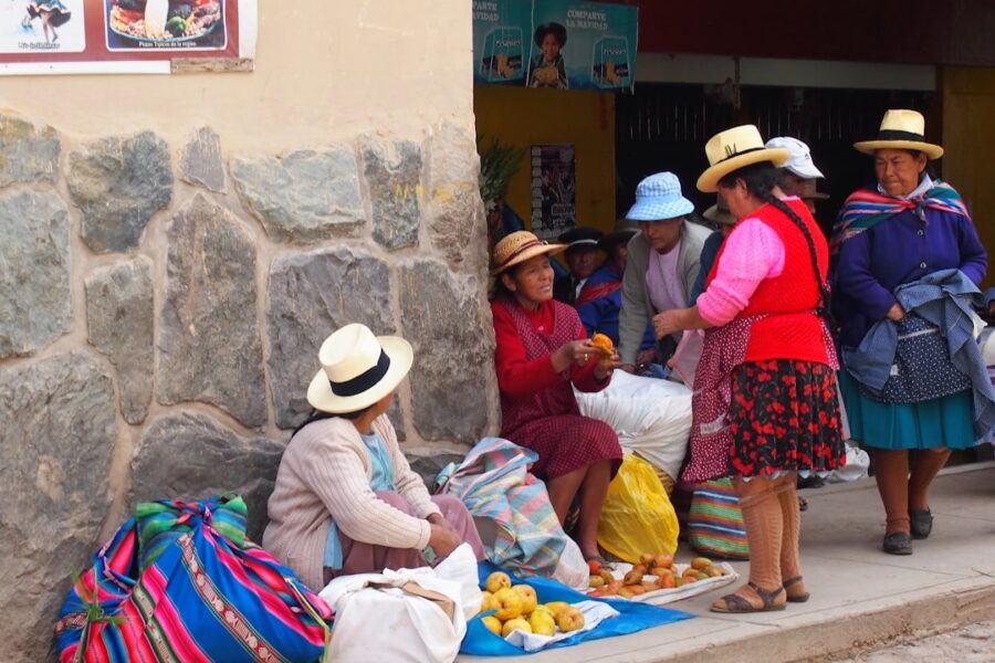 Contenedores listos para las exportaciones de productos peruanos en un puerto principal.