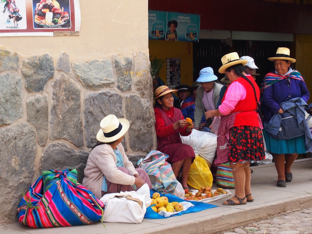 Contenedores listos para las exportaciones de productos peruanos en un puerto principal.