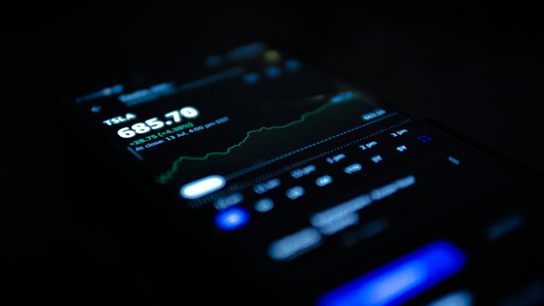 Gráficos de indicadores del mercado financiero peruano y asesoría tributaria.