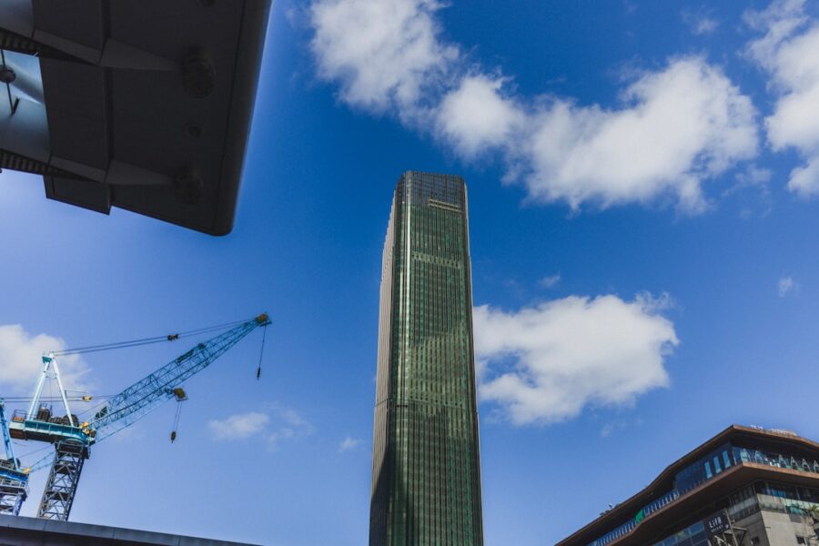 Inversión en departamentos modernos y asesoría tributaria inmobiliaria para constructoras en Lima.