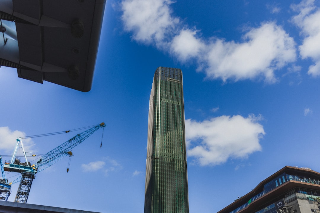 Inversión en departamentos modernos y asesoría tributaria inmobiliaria para constructoras en Lima.