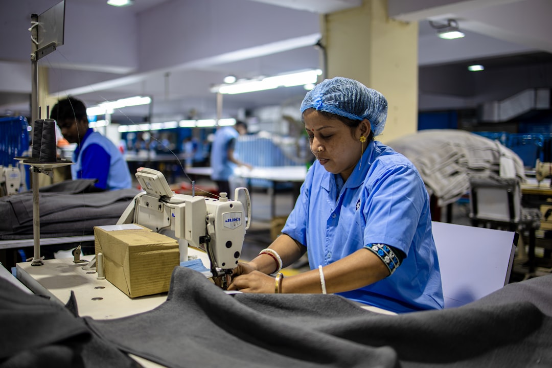 Estrategia industrial y asesoría tributaria SUNAT para empresas textiles en Perú.