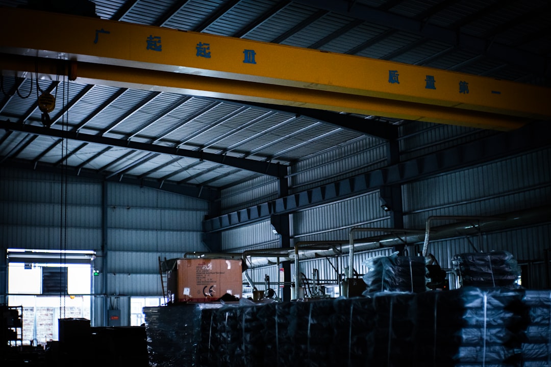 Modernización de planta industrial en Perú que requiere asesoría tributaria SUNAT para gestión de activos.