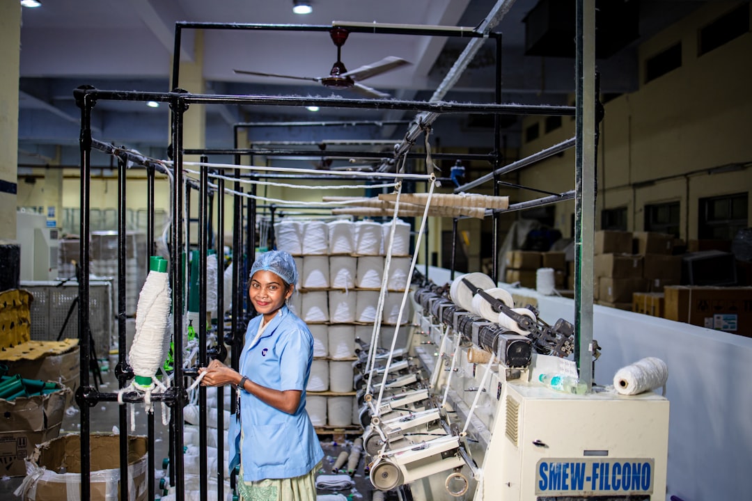 Implementación de sistemas ERP personalizados en la industria textil peruana para mejorar la eficiencia.